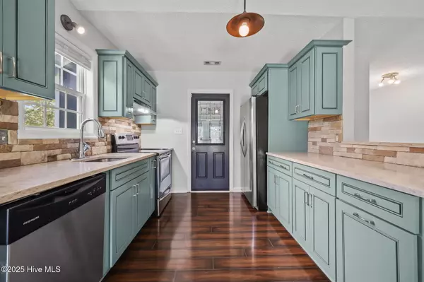 Hubert, NC 28539,268 Parnell RD