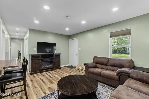 Jacksonville, NC 28540,504 Oak LN