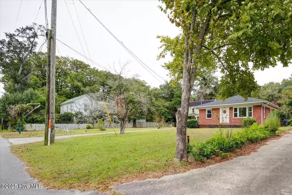 Trenton, NC 28585,208 W Lakeview DR