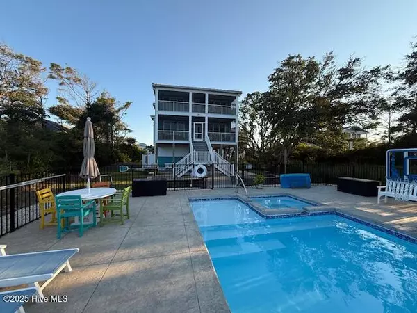 124 W Pelican DR, Oak Island, NC 28465
