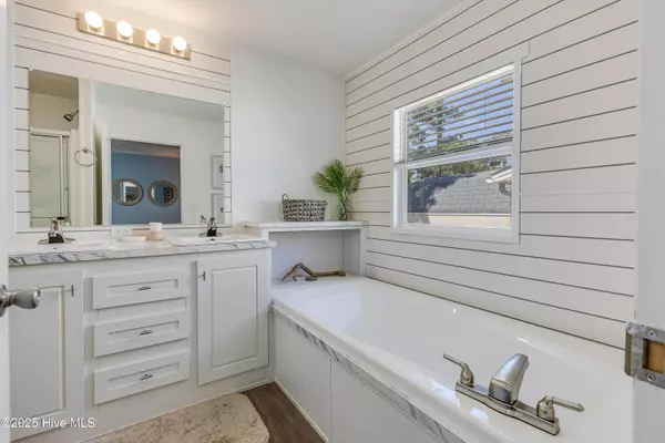 Oak Island, NC 28465,121 NE 78th ST