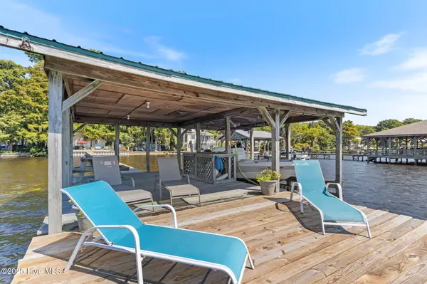 Lake Waccamaw, NC 28450,712 Canal Cove RD