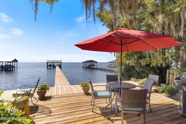 Lake Waccamaw, NC 28450,712 Canal Cove RD