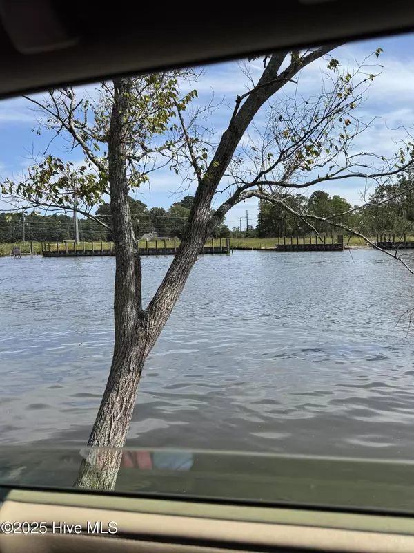 Coinjock, NC 27923,124 Hampton RD