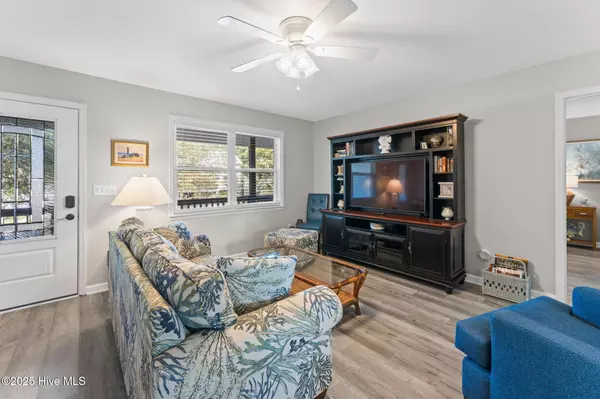 Oak Island, NC 28465,218 NE 51st ST