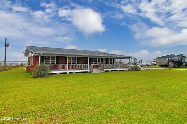 Harkers Island, NC 28531,221 Bayview DR