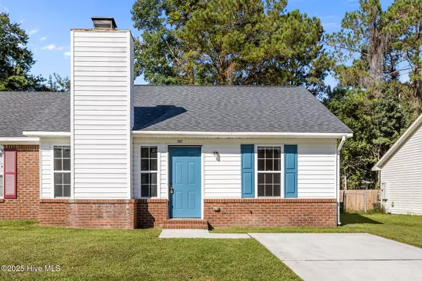 207 Live Oak CT, Midway Park, NC 28544