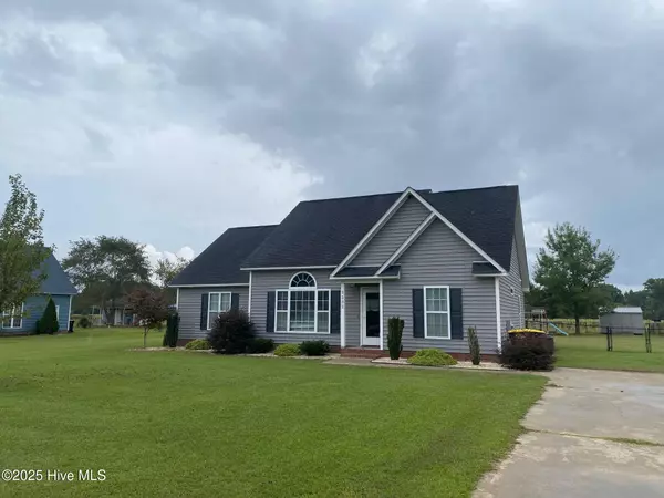 2532 Plumosa DR, Grimesland, NC 27837