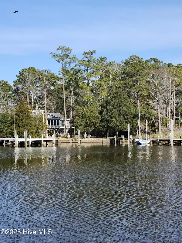5504 Gondolier DR, New Bern, NC 28560