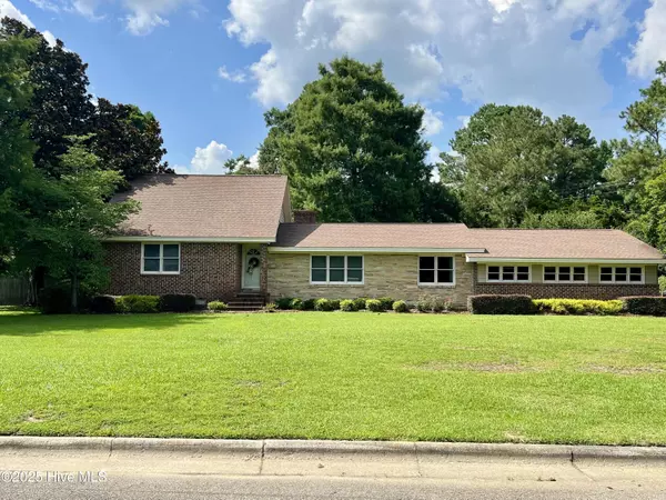 513 E Westbrook ST, Wallace, NC 28466
