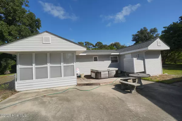 Oak Island, NC 28465,424 Trott ST