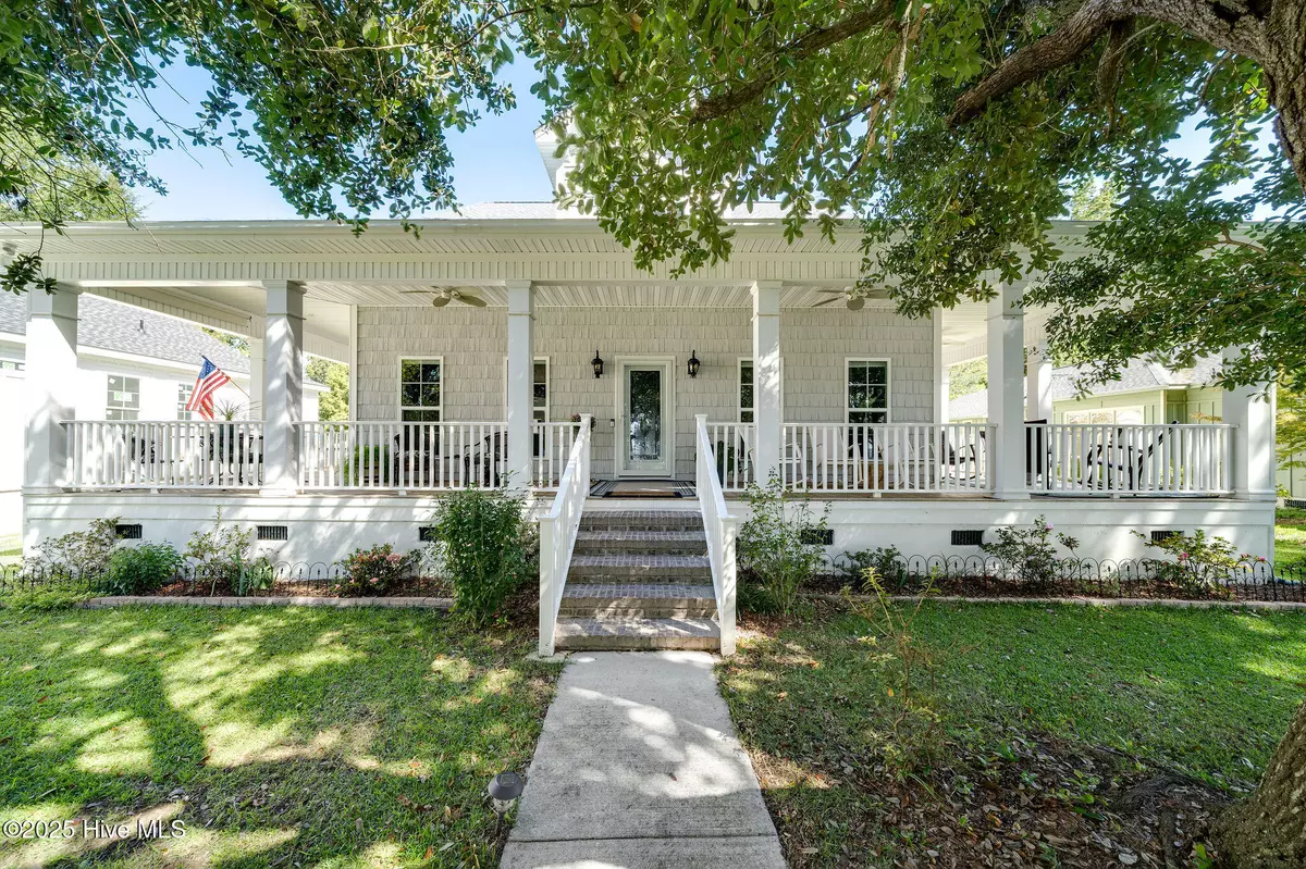 Lake Waccamaw, NC 28450,212 Lakeshore DR