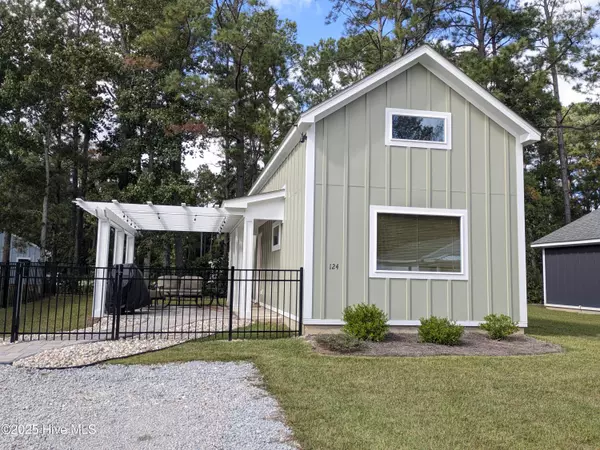 124 Long Pond LOOP, Swansboro, NC 28584