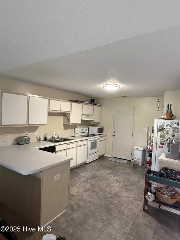 Hubert, NC 28539,101 Charlton RD