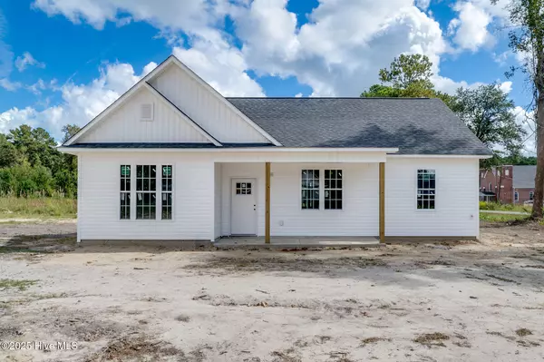 318 E1 Log Cabin RD, Teachey, NC 28464