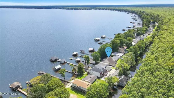 Lake Waccamaw, NC 28450,814 Canal Cove RD