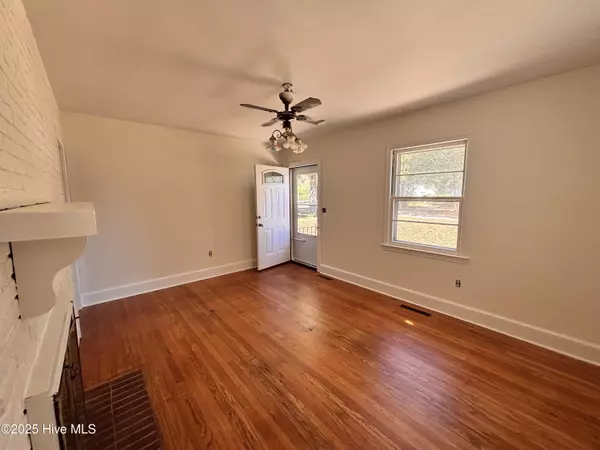 Clinton, NC 28328,401 Vann DR