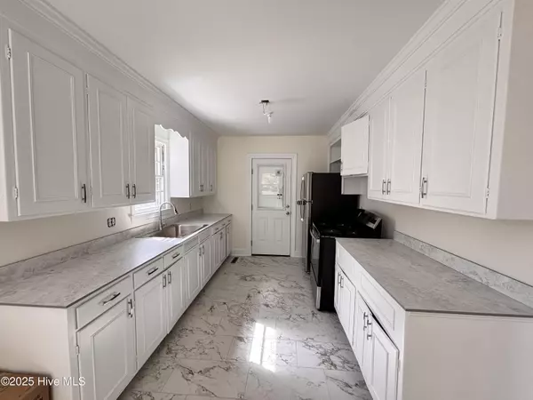 Clinton, NC 28328,401 Vann DR