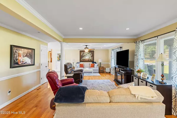 Four Oaks, NC 27524,631 E Sanders ST