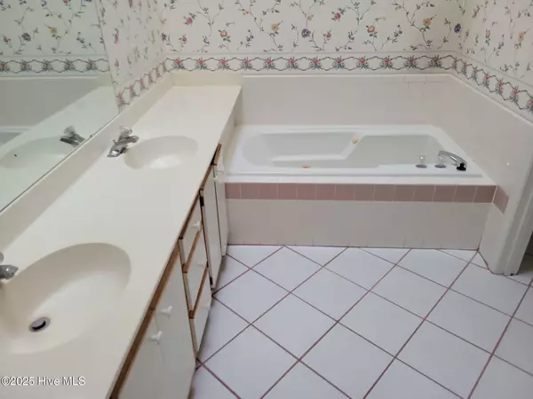 Greenville, NC 27858,103 Breezewood DR #F