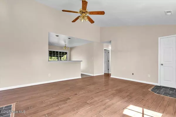 Hubert, NC 28539,243 Zachary LN