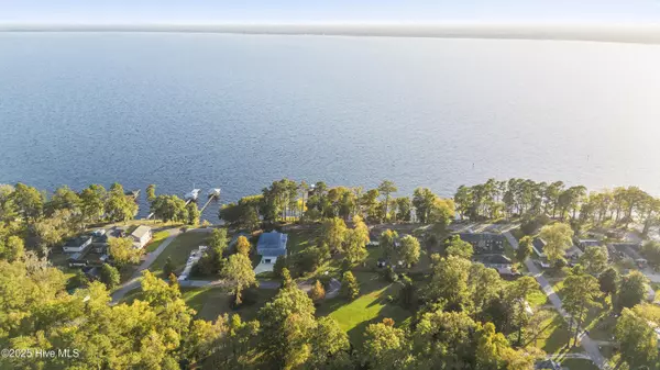 Lake Waccamaw, NC 28450,204 Lake Shore DR