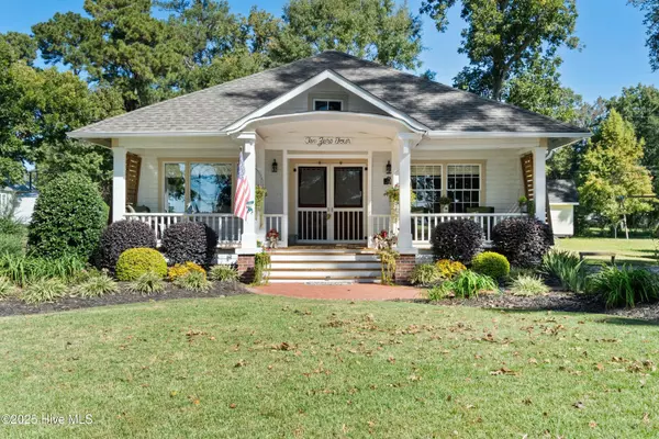 204 Lake Shore DR, Lake Waccamaw, NC 28450