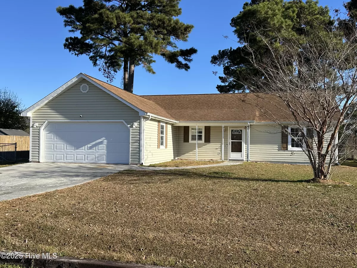 Hubert, NC 28539,203 Zachary LN