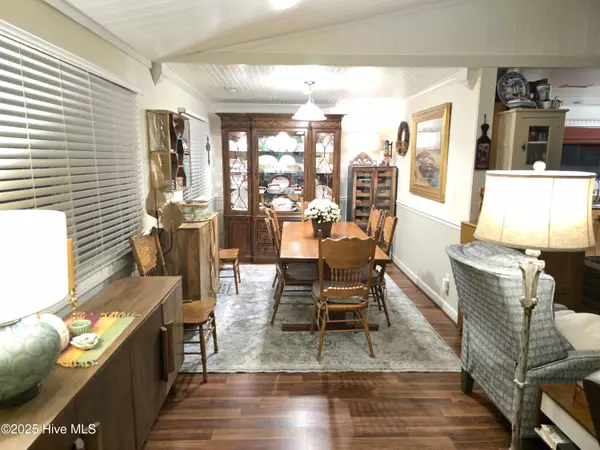 New Bern, NC 28562,105 Captains CV