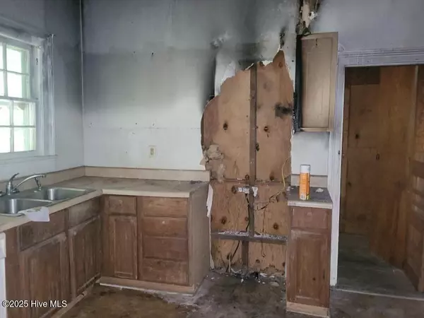 Whitakers, NC 27891,307 E Main ST