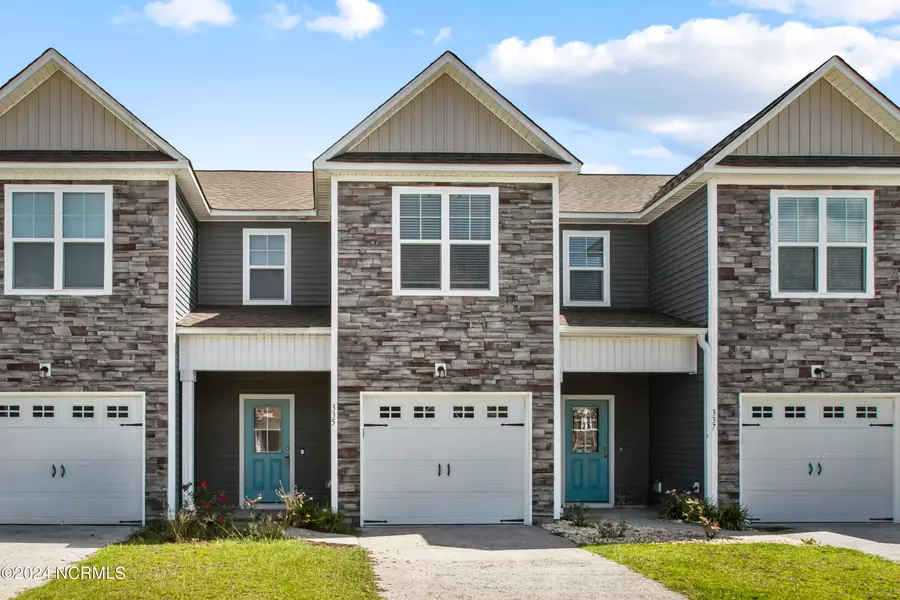 335 S Stingray LN, Sneads Ferry, NC 28460