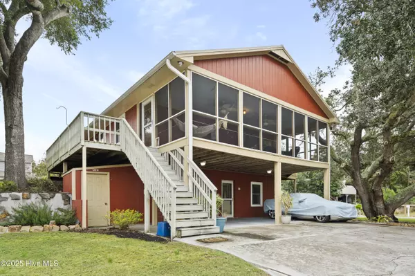 303 Live Oak ST, Emerald Isle, NC 28594