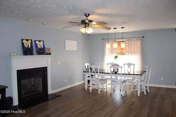 Hubert, NC 28539,305 Trappers RD