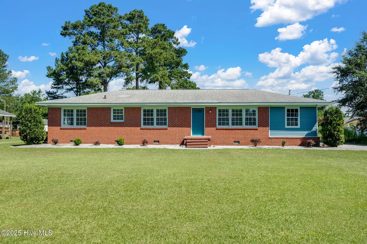 Teachey, NC 28464,112 Mcmillan ST