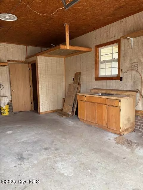 Kinston, NC 28504,1729 Holly Ridge RD