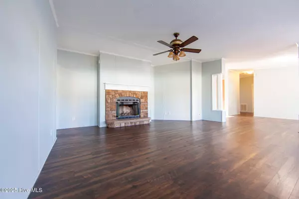 New Bern, NC 28560,3013 Oaks RD