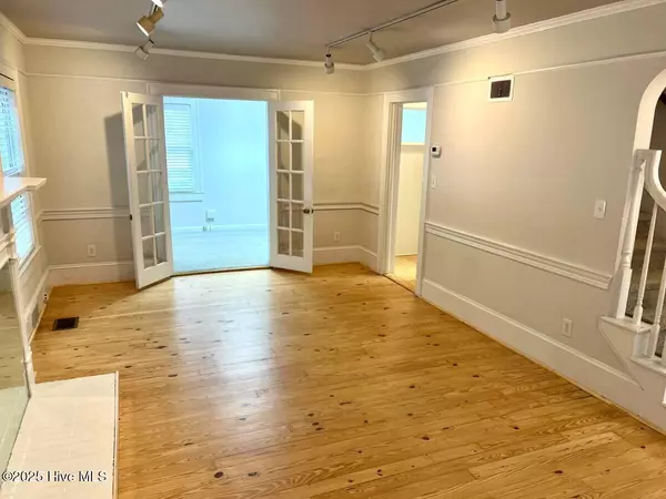 New Bern, NC 28560,220 S Front ST