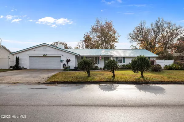 917 Davis PL, Morehead City, NC 28557