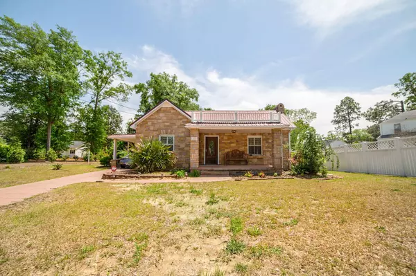 207 Entwistle ST, Hamlet, NC 28345