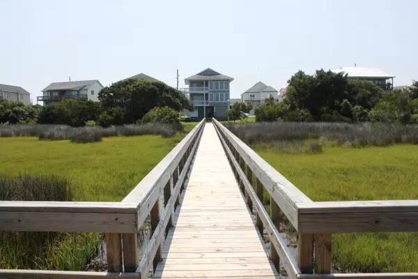 Surf City, NC 28445,805 S Topsail DR