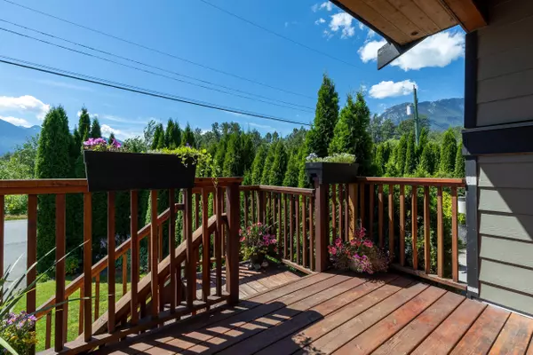 Squamish, BC V0N 1T0,1767 CHIEFVIEW RD