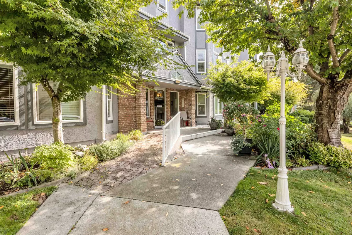 White Rock, BC V4B 4B2,1378 FIR ST #204