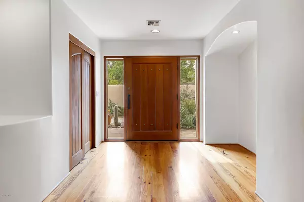 Paradise Valley, AZ 85253,6834 E BELMONT Circle