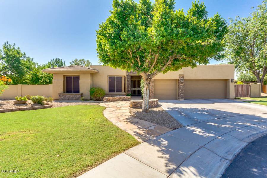 183 E VINEDO Lane, Tempe, AZ 85284