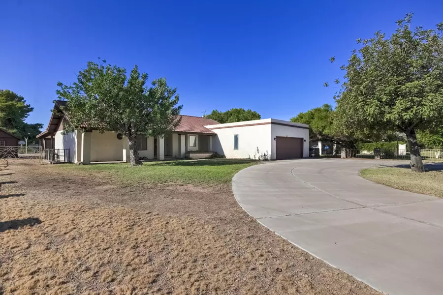 2039 W SHAWNEE Drive, Chandler, AZ 85224