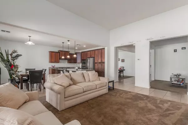 8948 W Seldon Lane, Peoria, AZ 85345