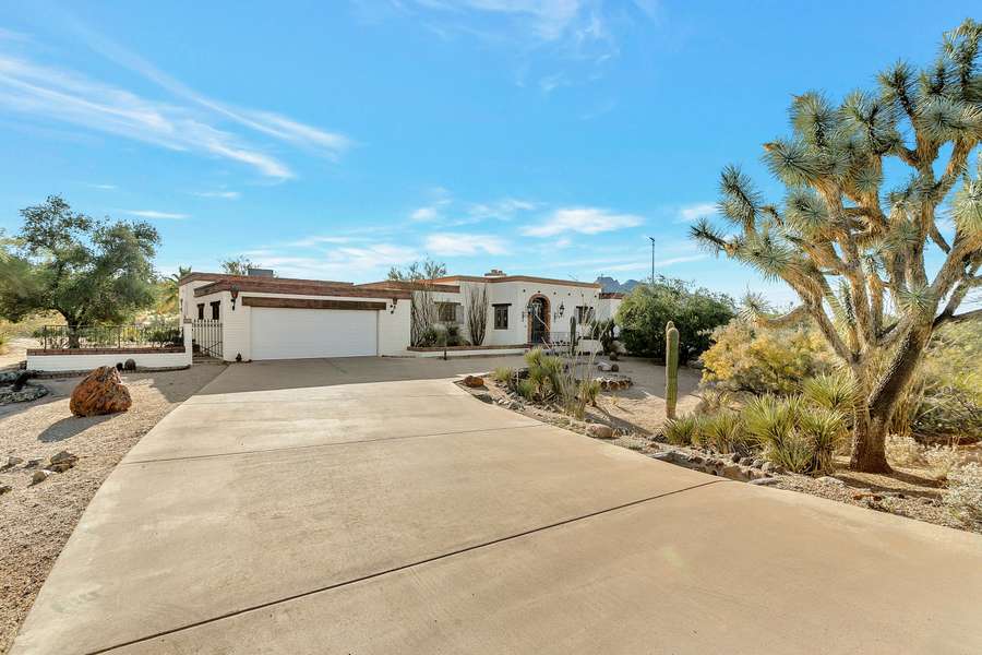 7957 E CAVE CREEK Road, Carefree, AZ 85377