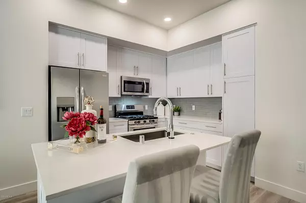Scottsdale, AZ 85251,7300 E EARLL Drive #1018