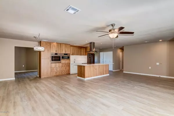 Mesa, AZ 85206,584 LEISURE WORLD --