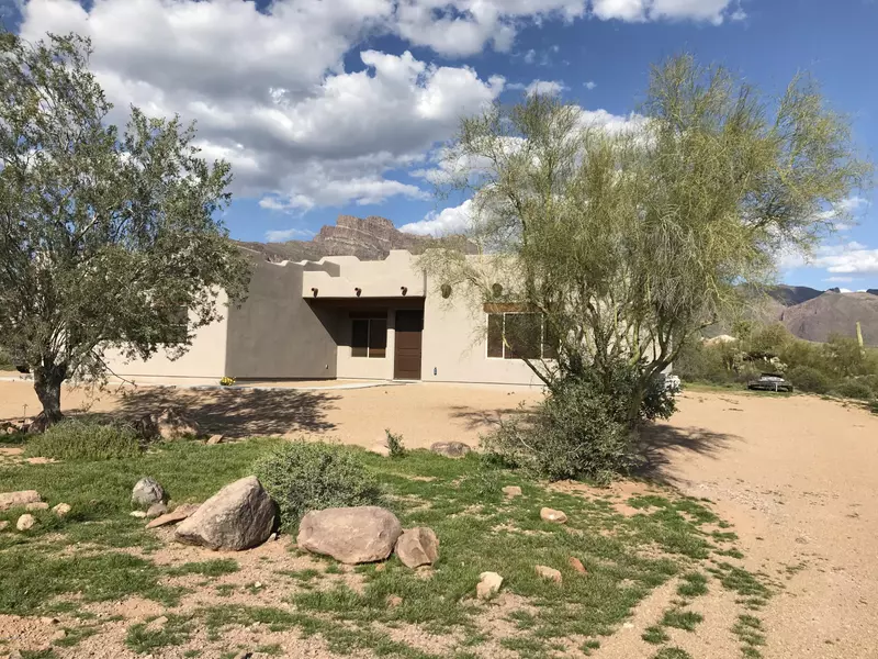 103 S SIXSHOOTER Road, Apache Junction, AZ 85119